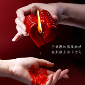 Low-Temperature Soy Wax Massage Candle for Couples, Gilt Heart Design, Black-Red