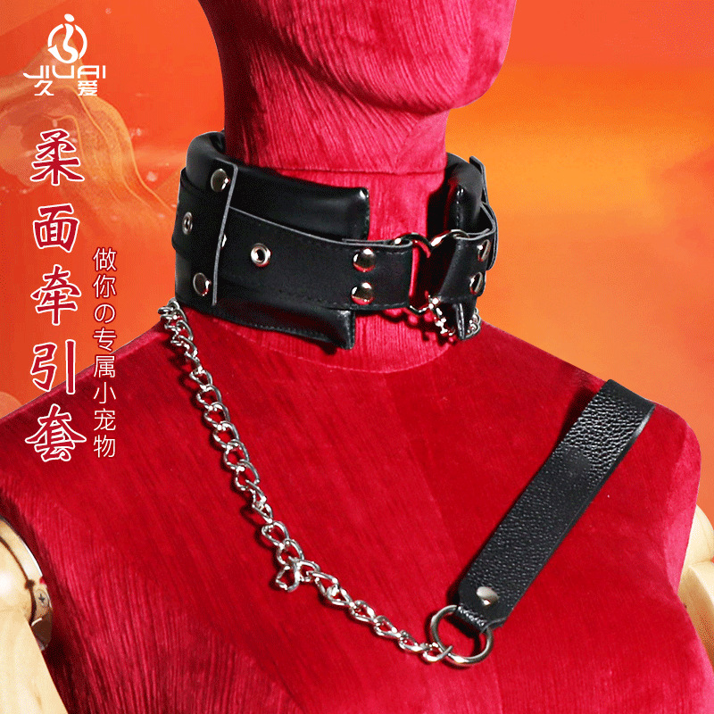 Soft-Faced Bondage Collar and Bed Restraint Set with Metal Clips, Red - Image 2