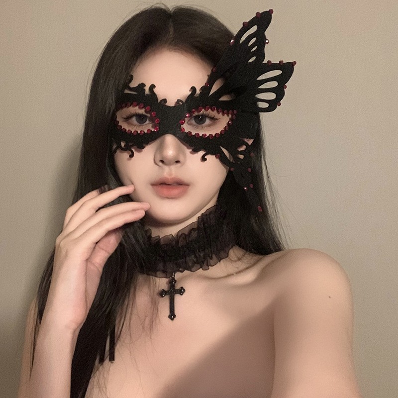 Gothic Half-Face Masquerade Eye Mask with Black Snake Medusa Design - Image 3