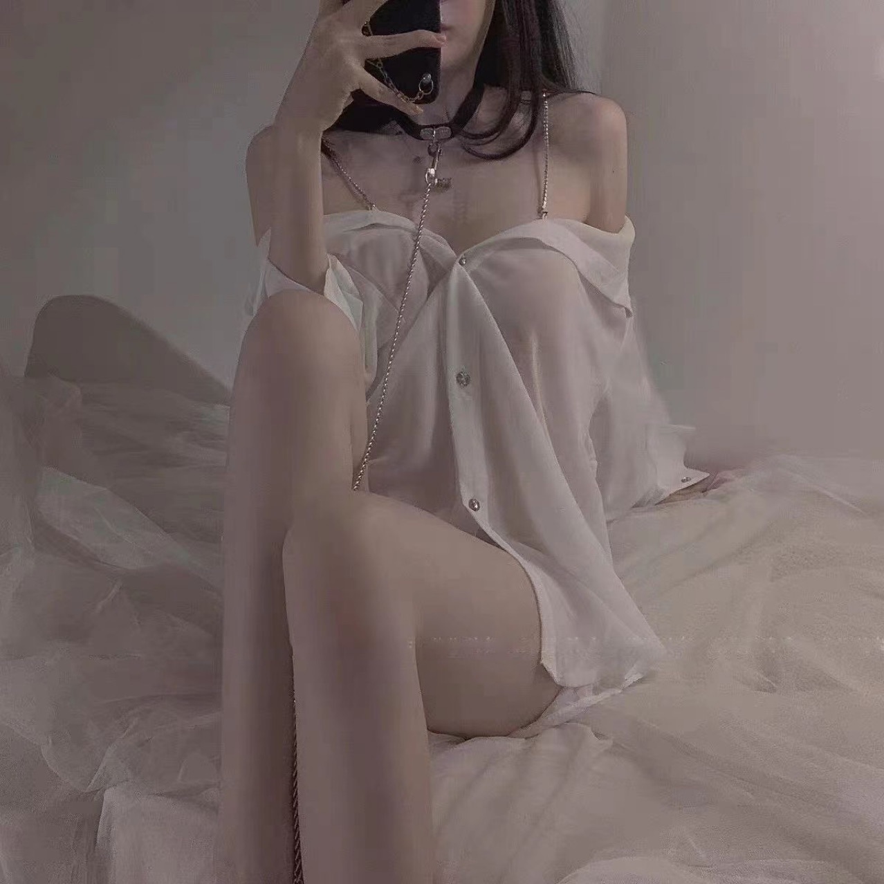 Chiffon V-Neck Off-Shoulder Chain Strap Babydoll Nightdress in White One Size - Image 3